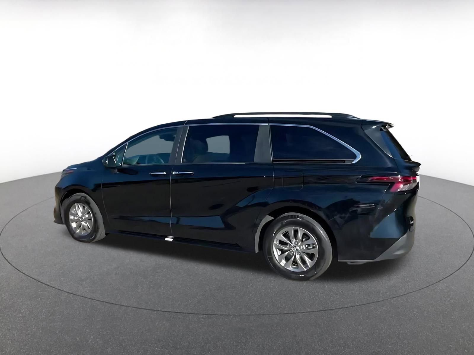 Thumbnail: 2025 Toyota Sienna - 10