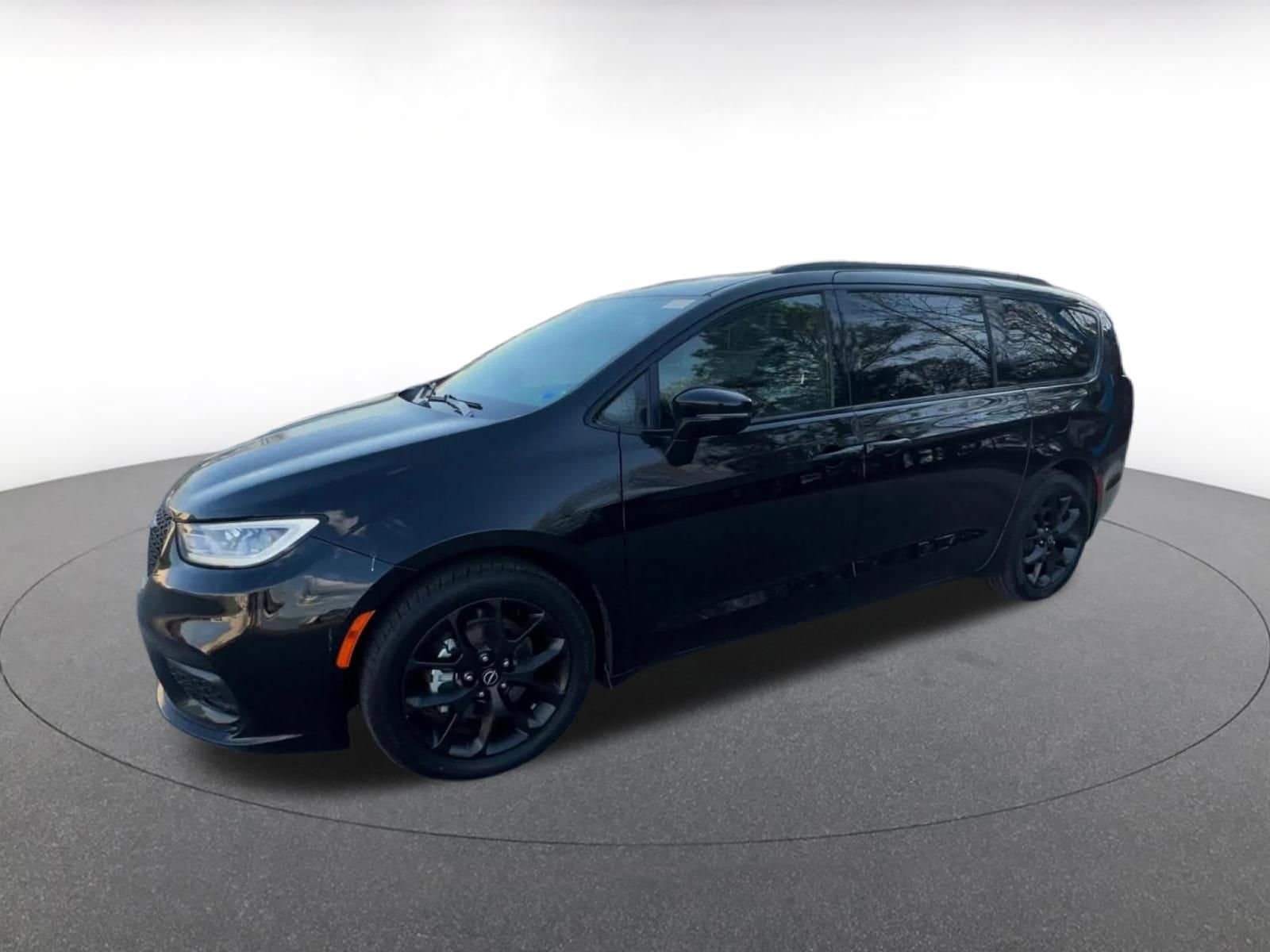 Thumbnail: 2025 Chrysler Pacifica - 8