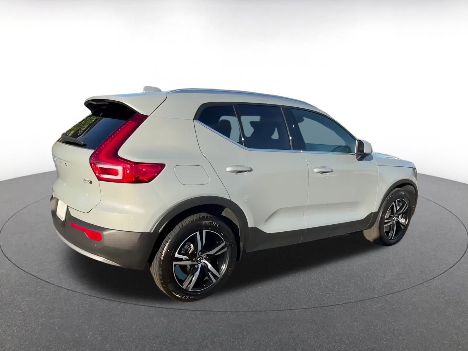 Thumbnail: 2024 Volvo XC40 - 15