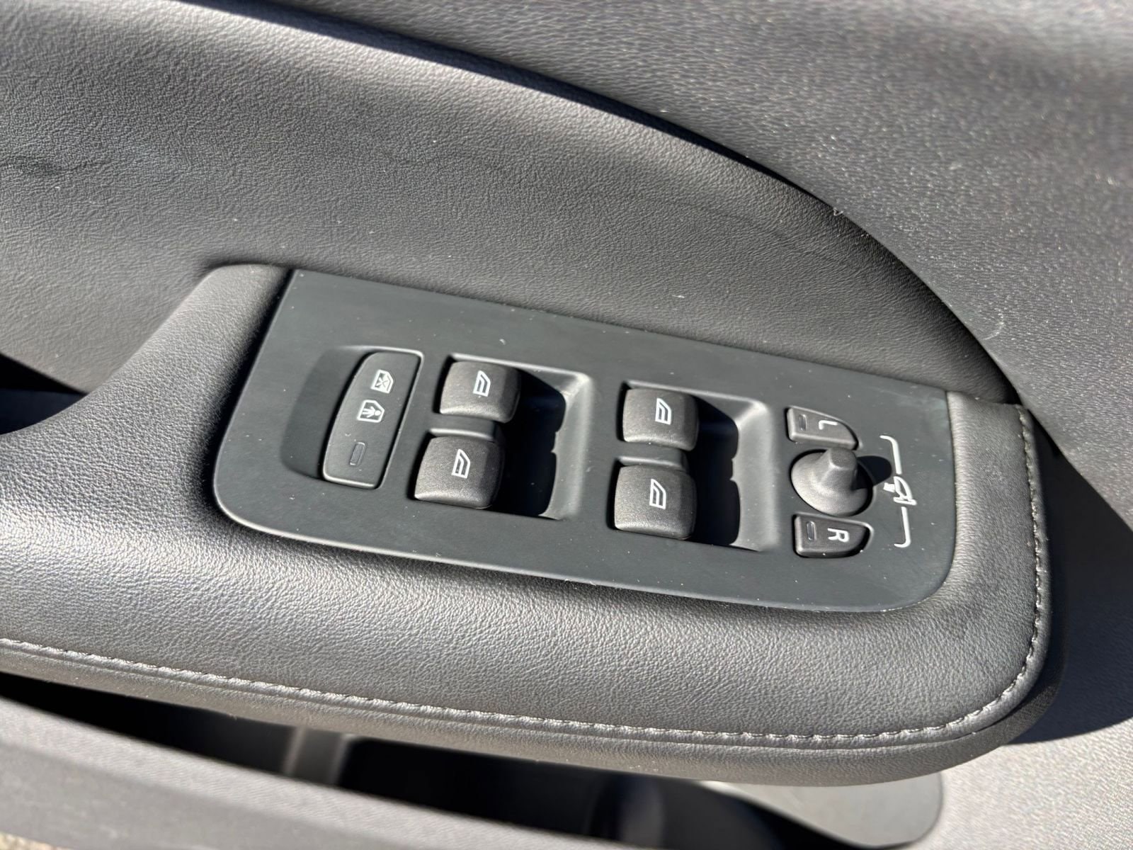 Thumbnail: 2025 Volvo S60 - 20