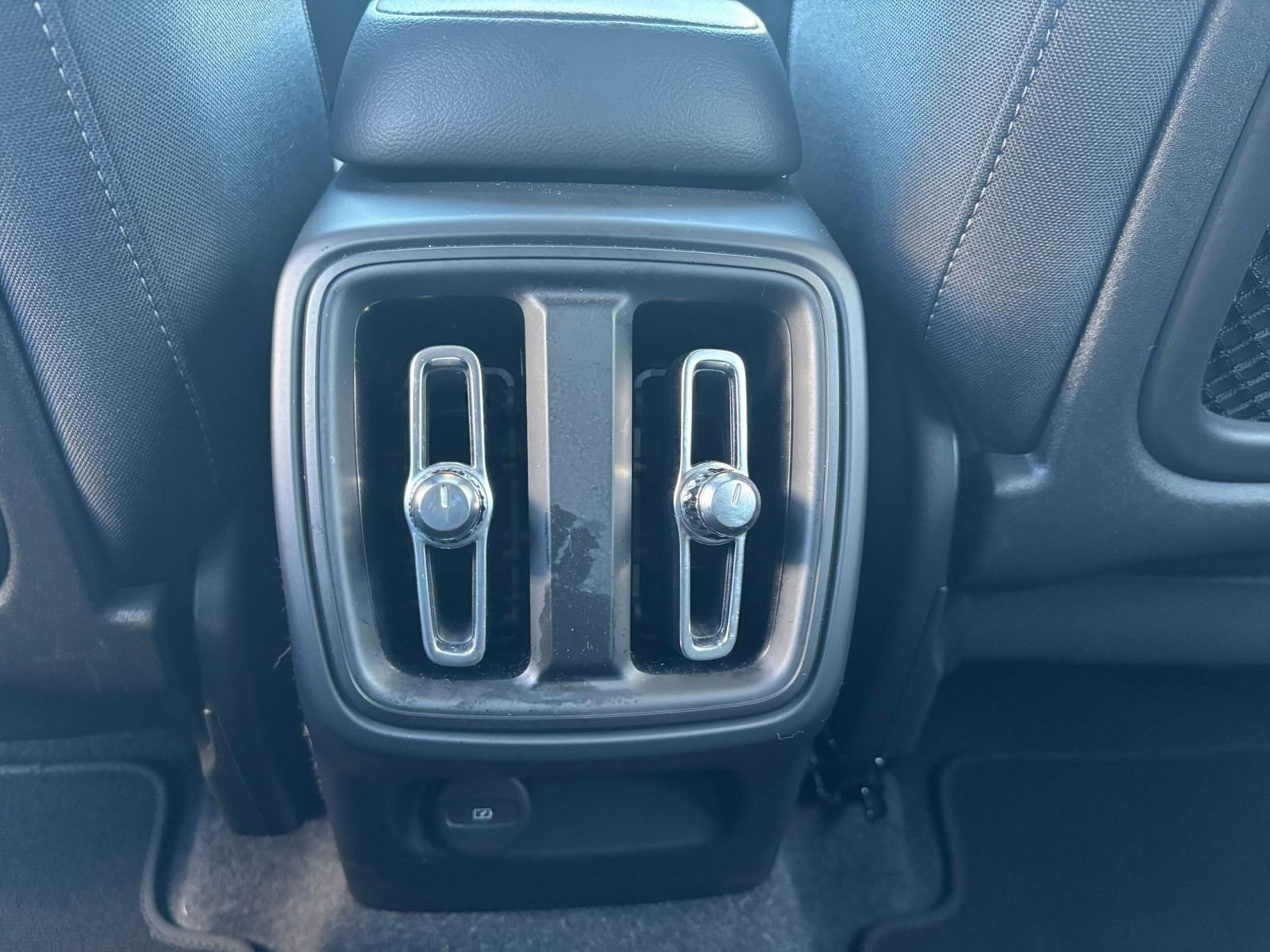 Thumbnail: 2024 Volvo XC40 - 24