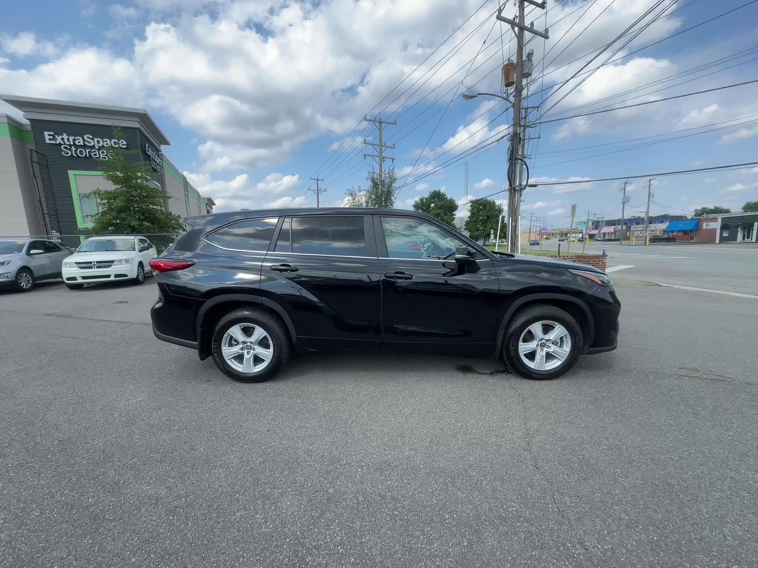 2023 Toyota Highlander LE 16