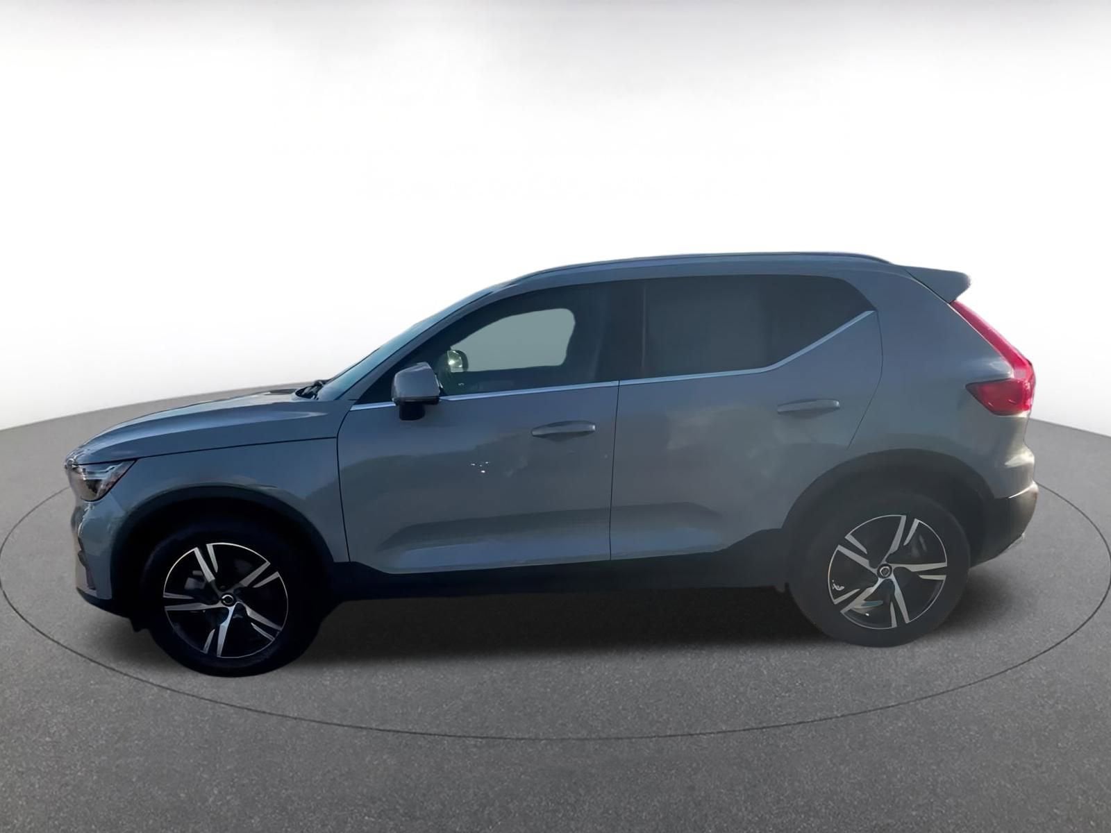 Thumbnail: 2024 Volvo XC40 - 9