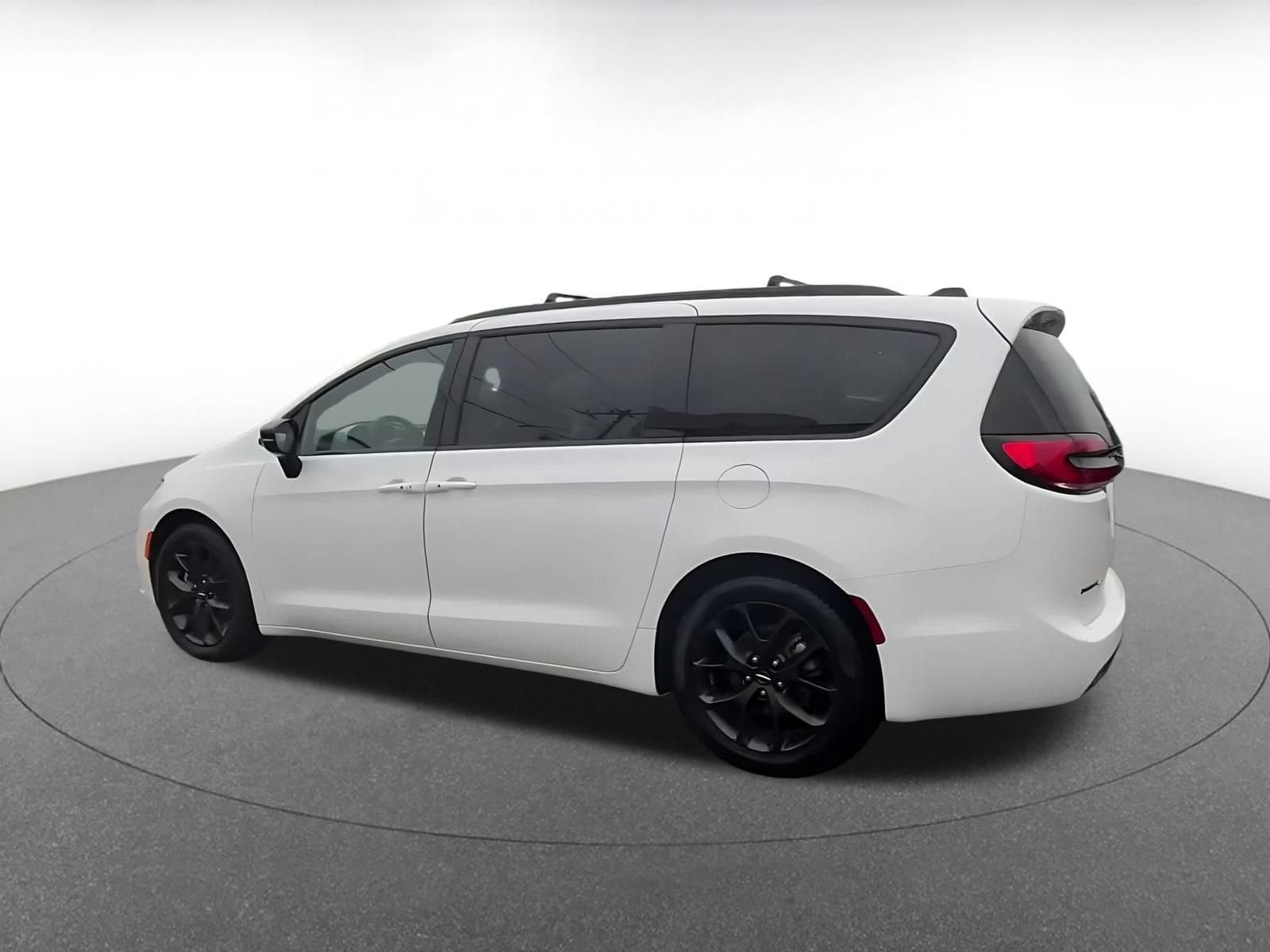Thumbnail: 2025 Chrysler Pacifica - 8