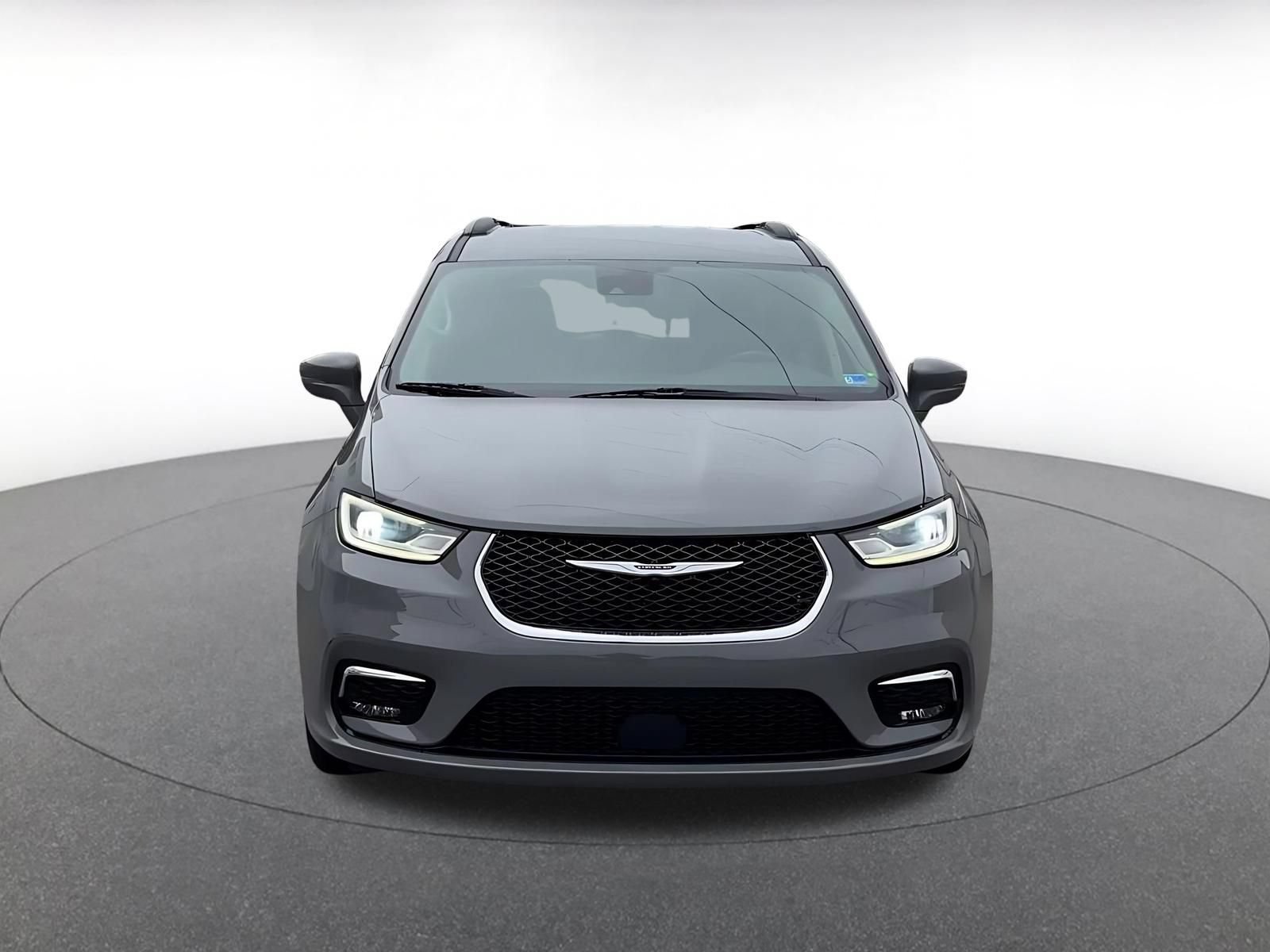 Thumbnail: 2022 Chrysler Pacifica - 4