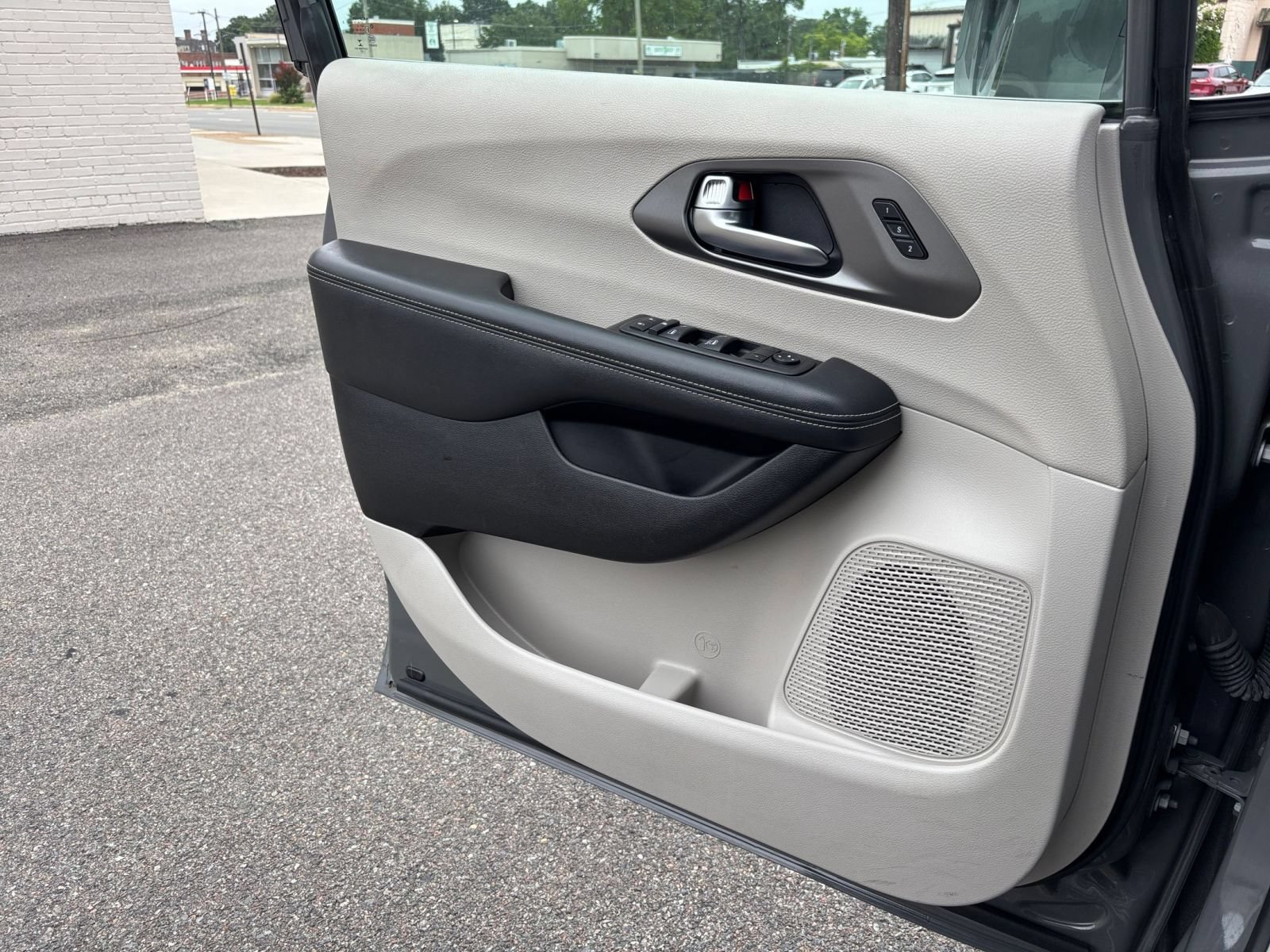 Thumbnail: 2022 Chrysler Pacifica - 18