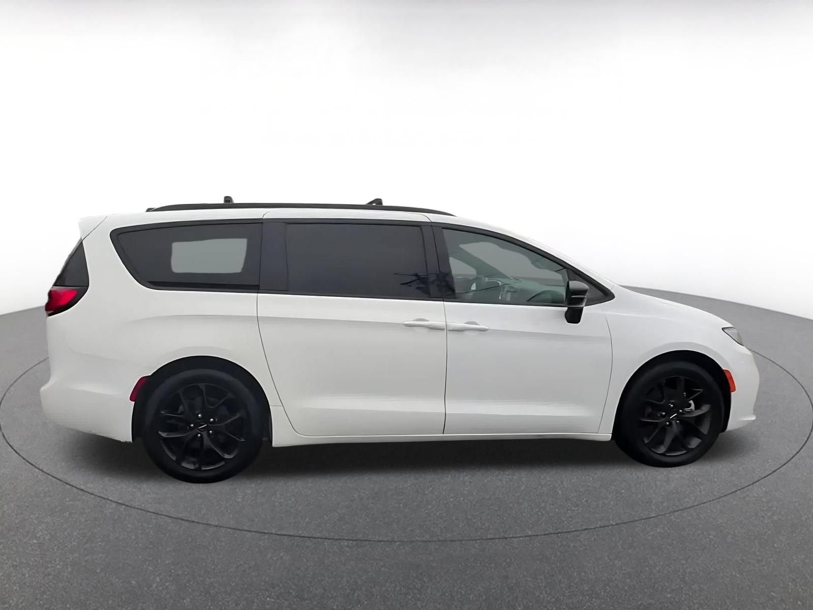 Thumbnail: 2025 Chrysler Pacifica - 13