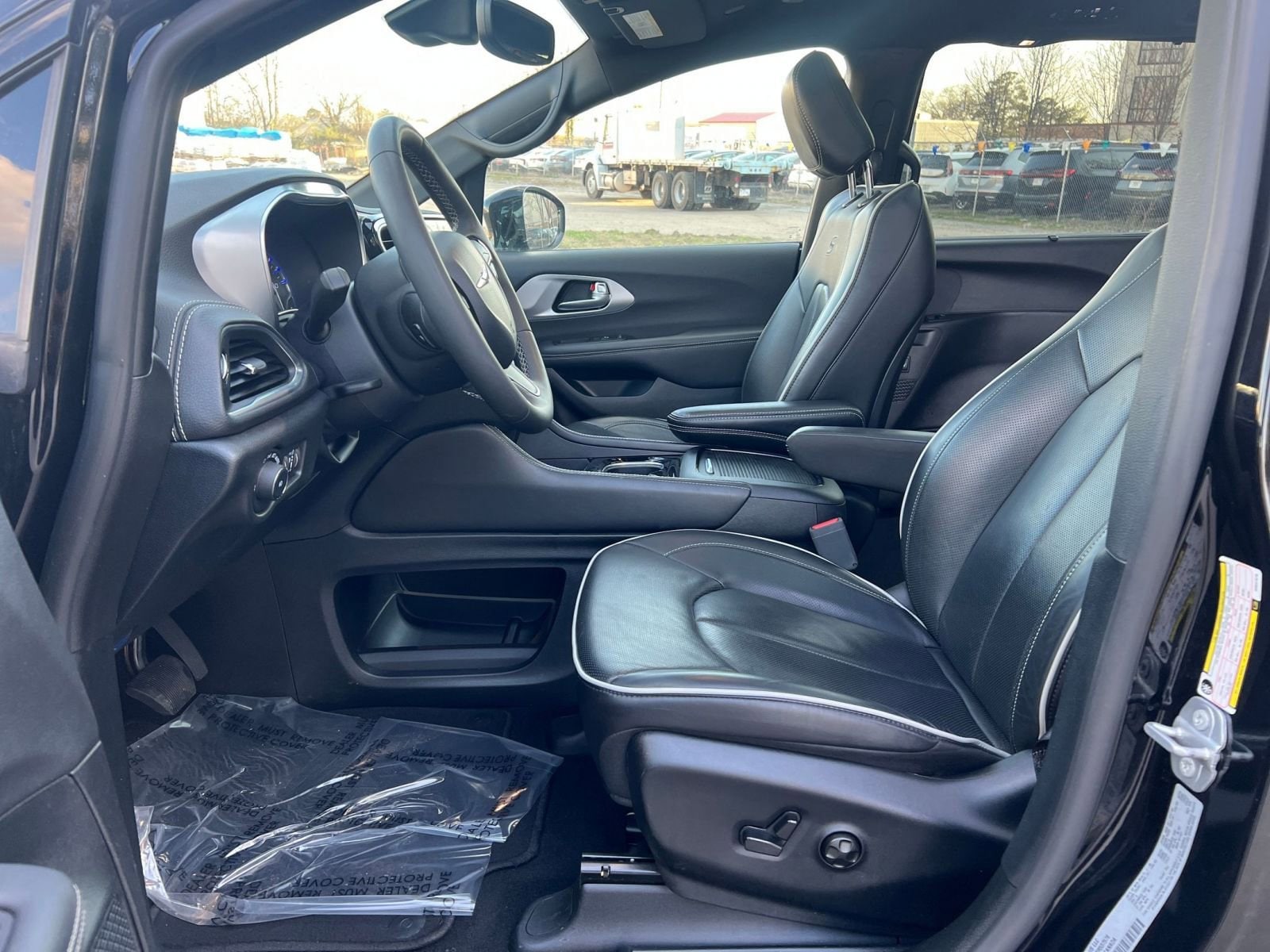 Thumbnail: 2025 Chrysler Pacifica - 30