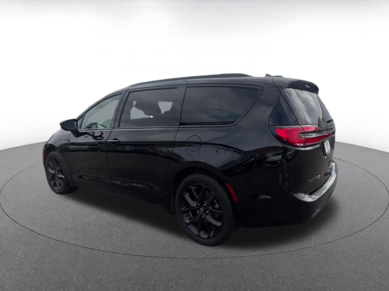 Thumbnail: 2025 Chrysler Pacifica - 10