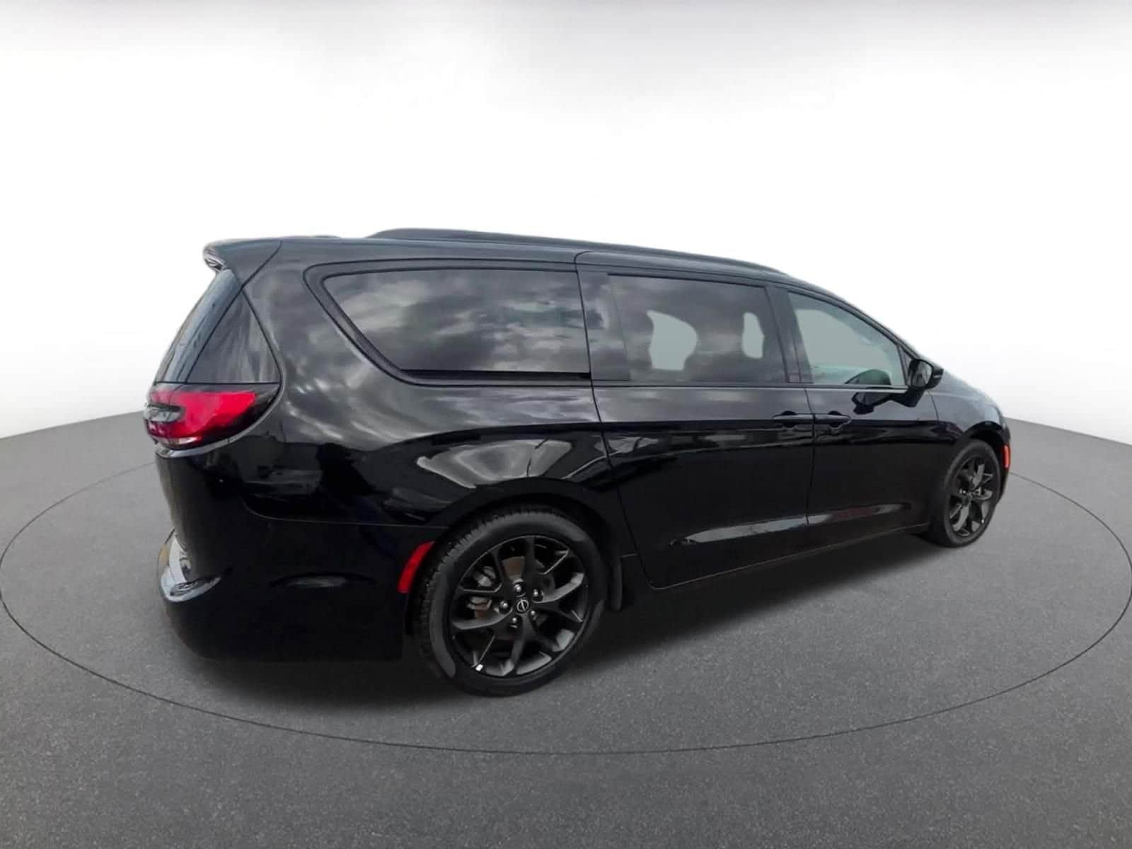 Thumbnail: 2025 Chrysler Pacifica - 15