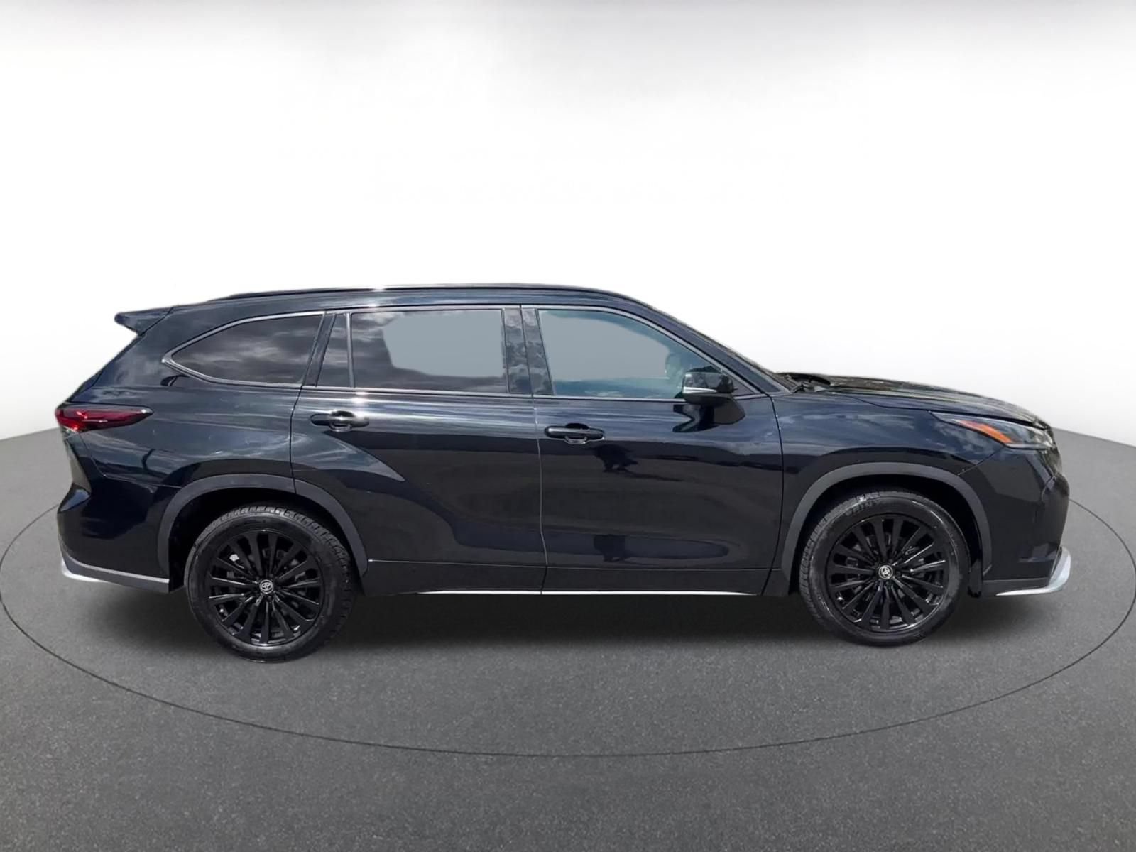 Thumbnail: 2024 Toyota Highlander - 16