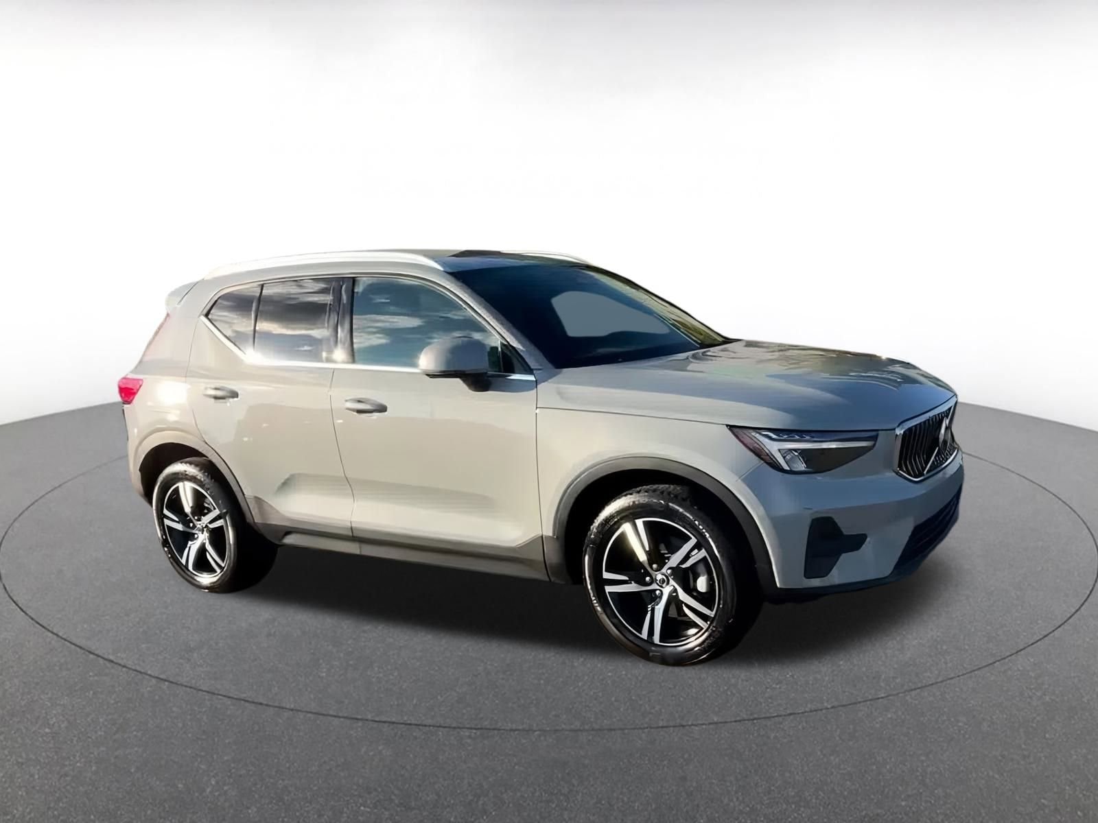 Thumbnail: 2024 Volvo XC40 - 2