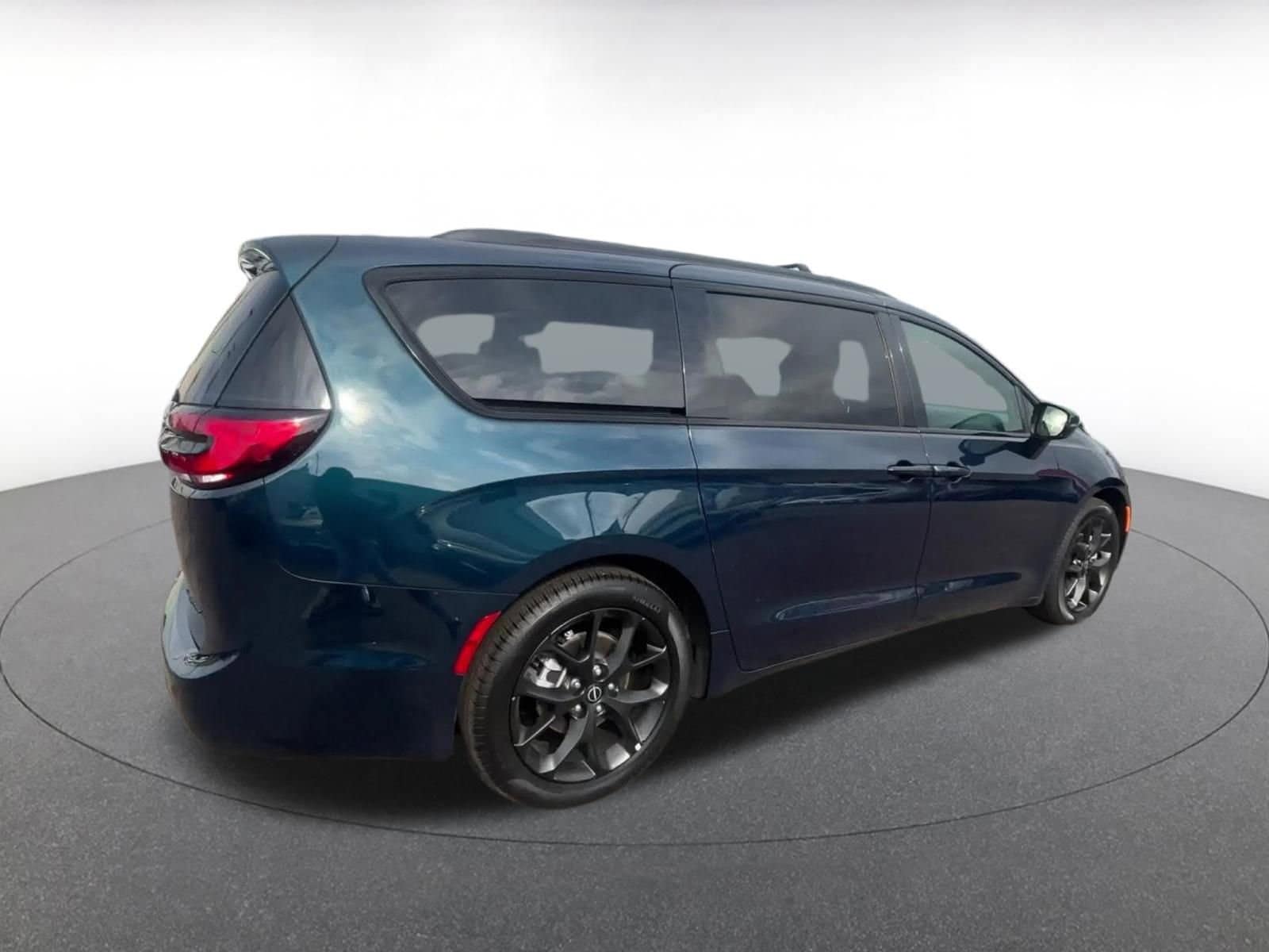 Thumbnail: 2025 Chrysler Pacifica - 15