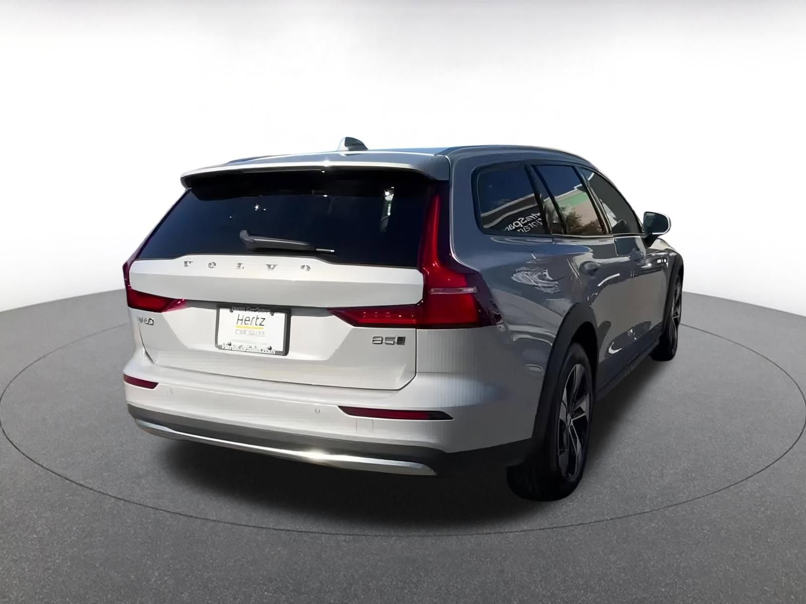 Thumbnail: 2025 Volvo S60 - 14