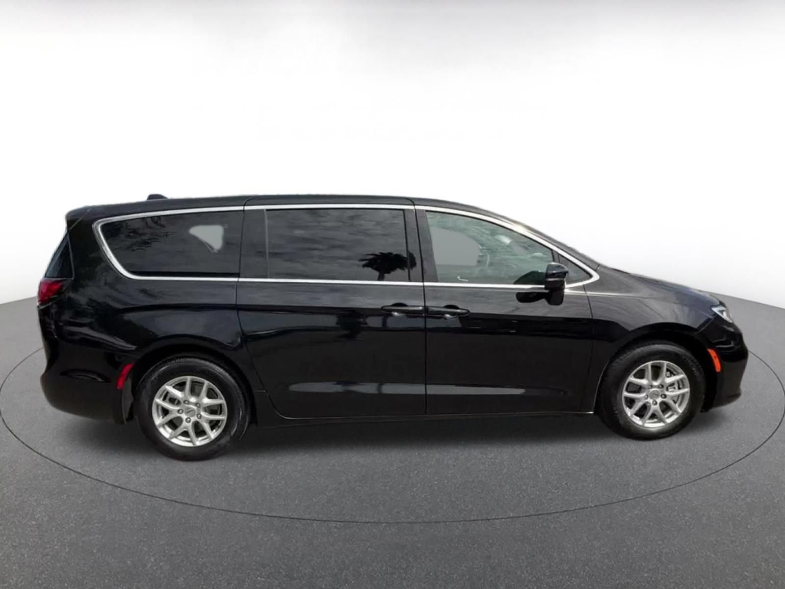 Thumbnail: 2025 Chrysler Pacifica - 15