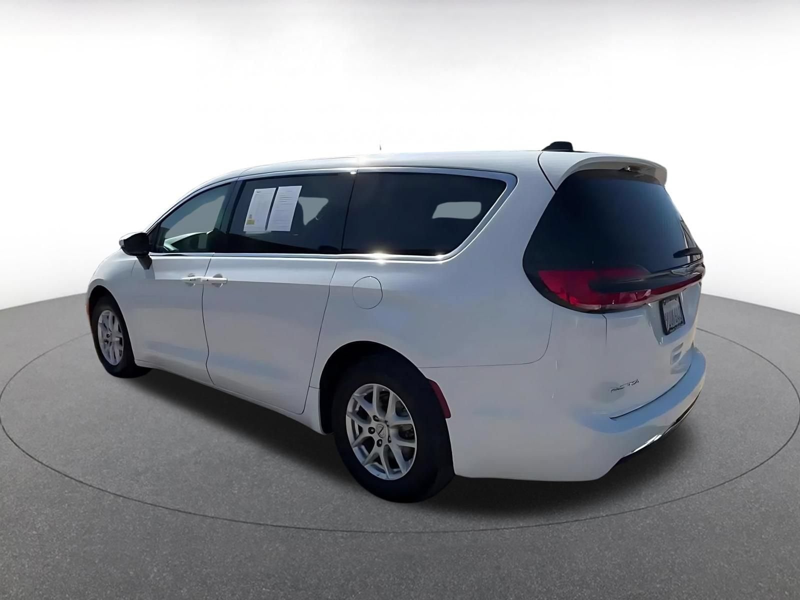 Thumbnail: 2023 Chrysler Pacifica - 8