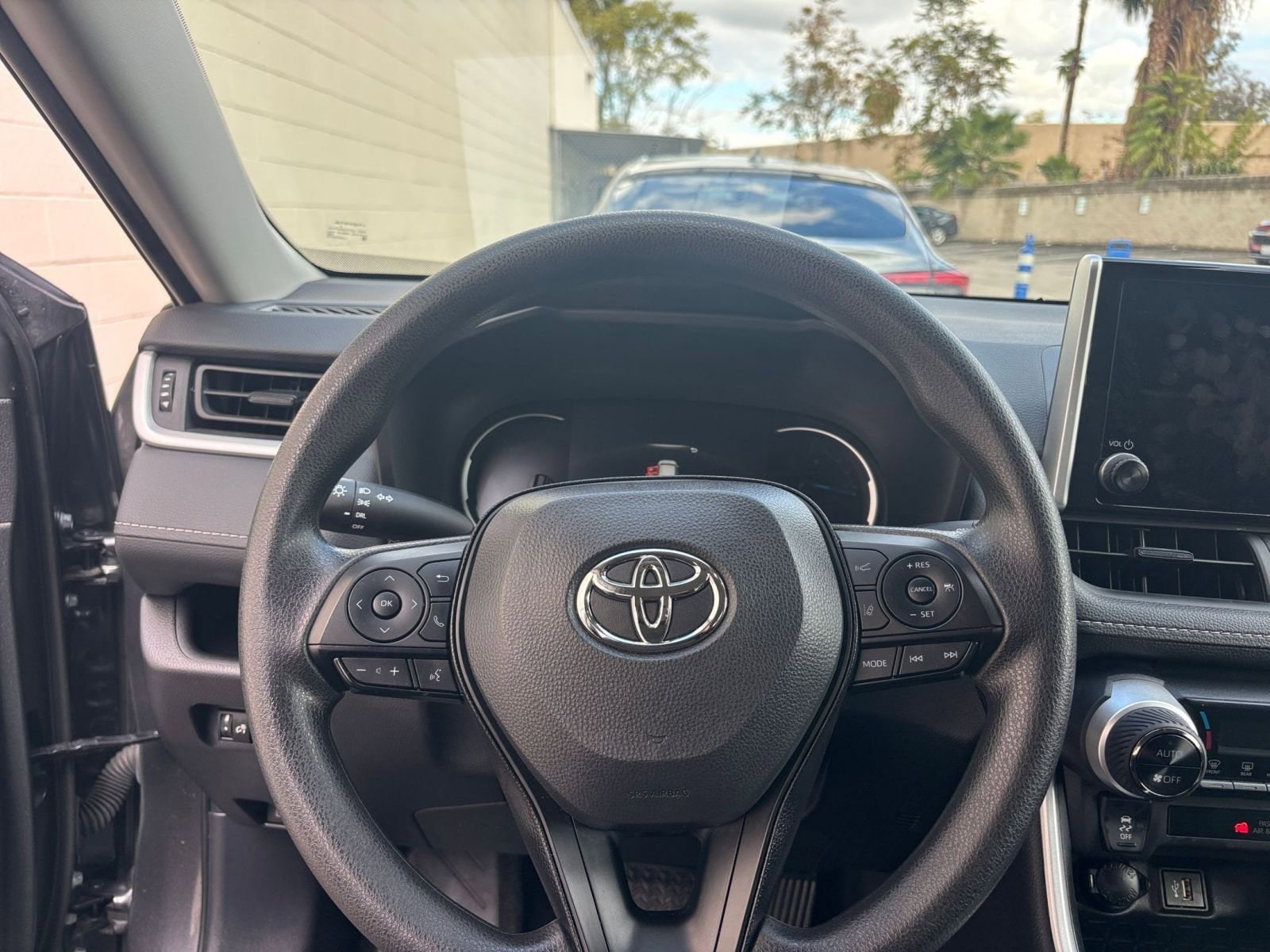 Thumbnail: 2025 Toyota RAV4 - 34