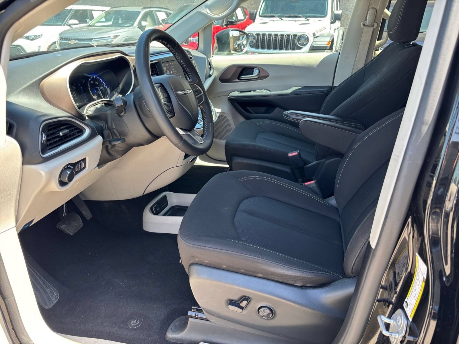 Thumbnail: 2024 Chrysler Voyager - 28