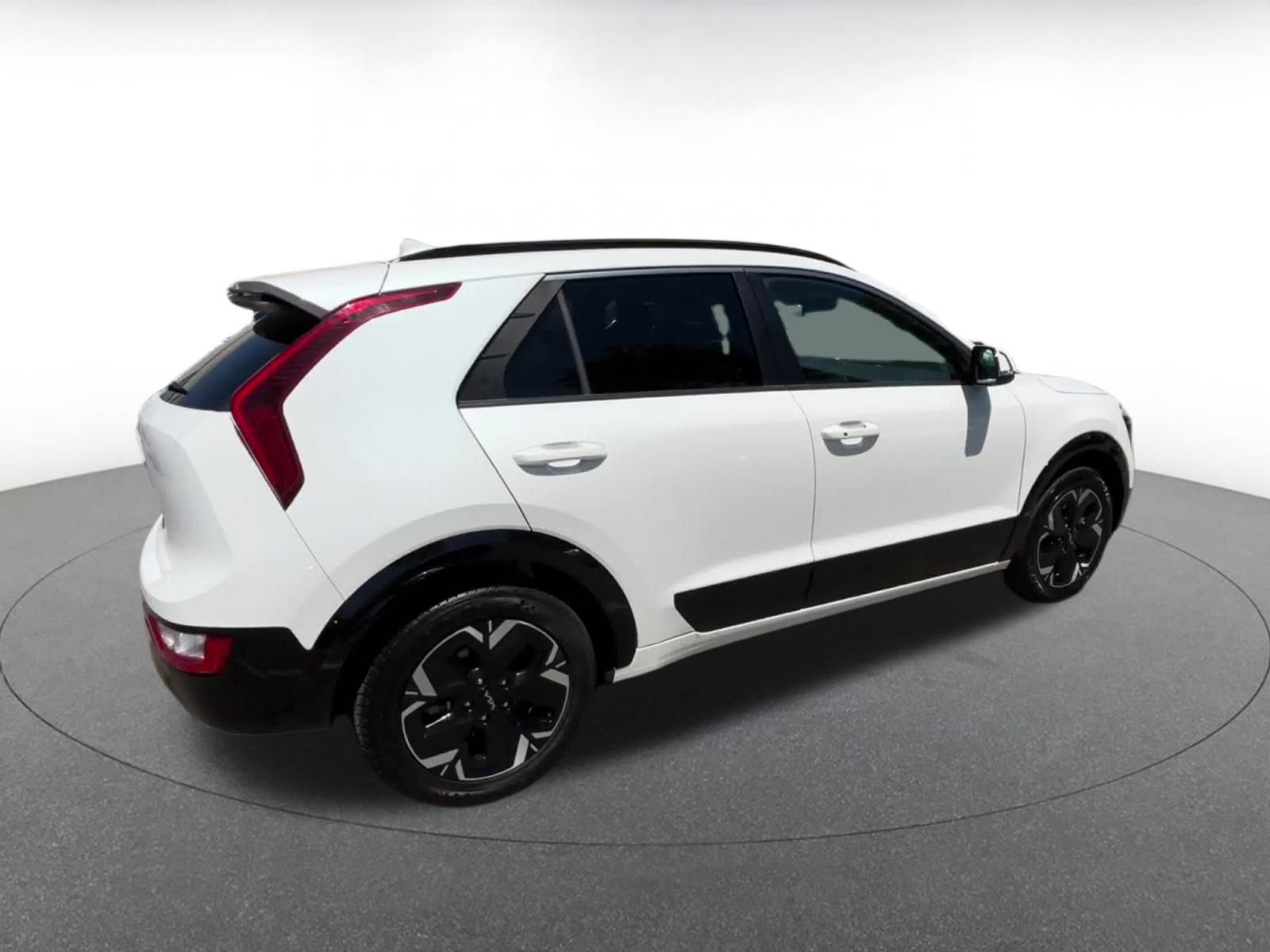 Thumbnail: 2023 Kia Niro - 15