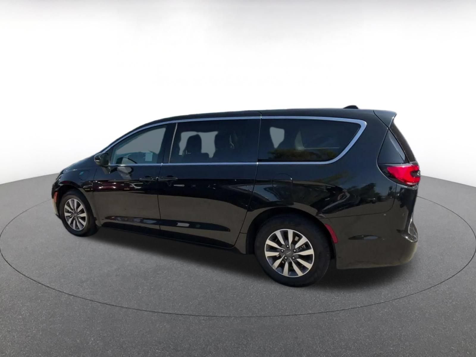 Thumbnail: 2023 Chrysler Pacifica - 9