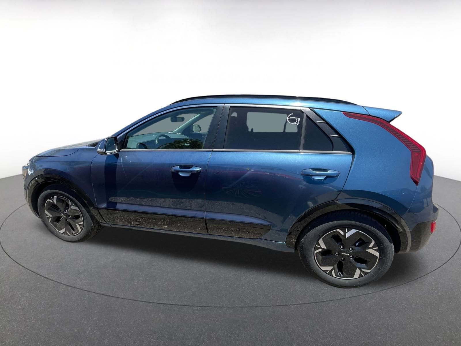 Thumbnail: 2023 Kia Niro - 4