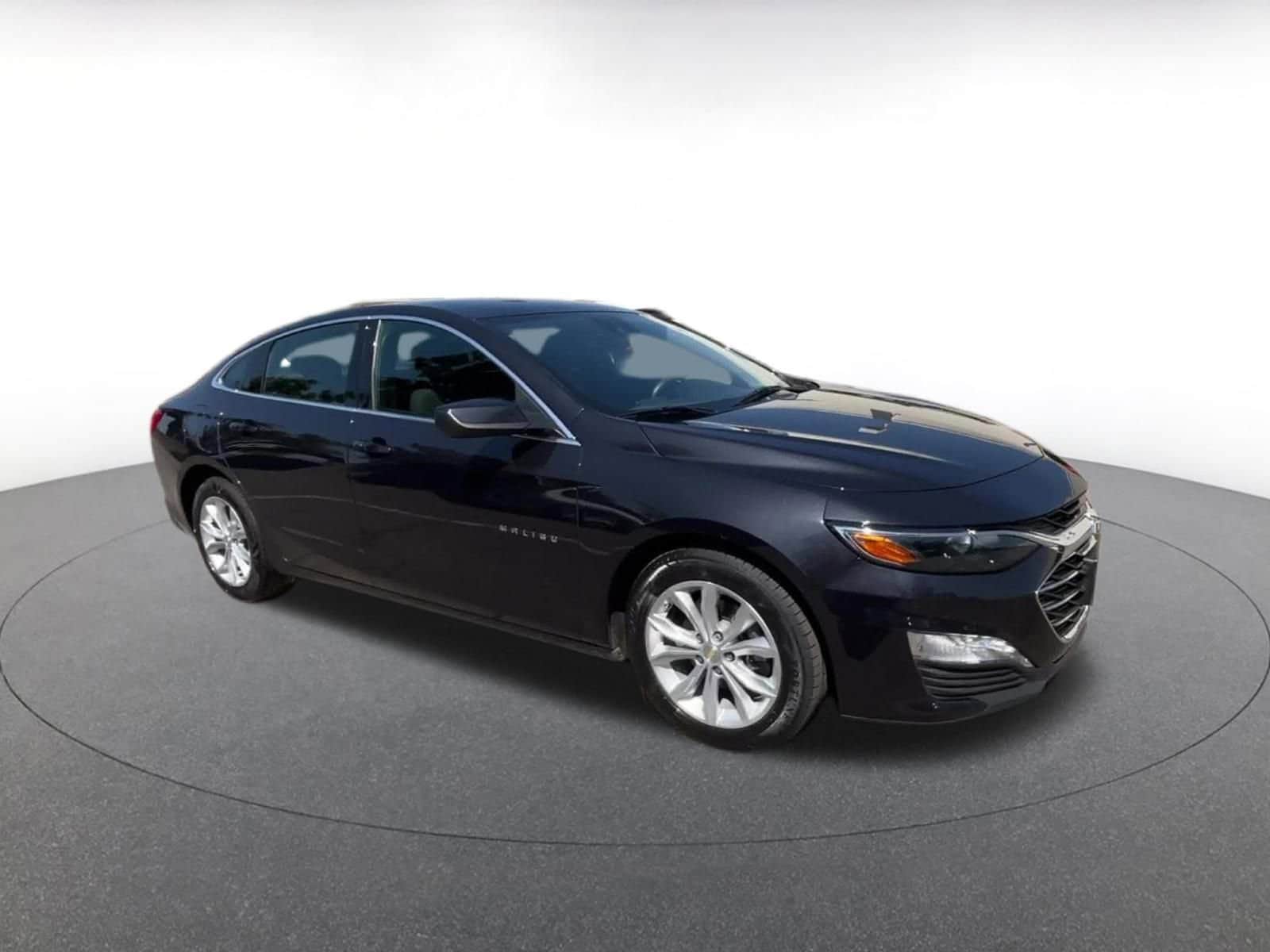 Thumbnail: 2023 Chevrolet Malibu - 3