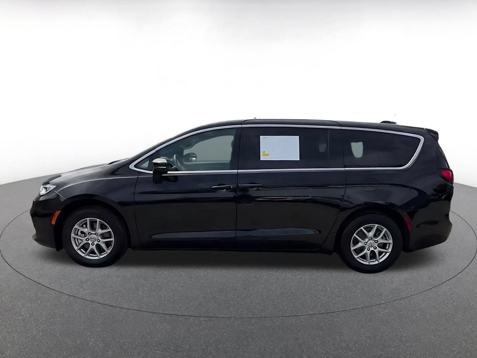 Thumbnail: 2025 Chrysler Pacifica - 8