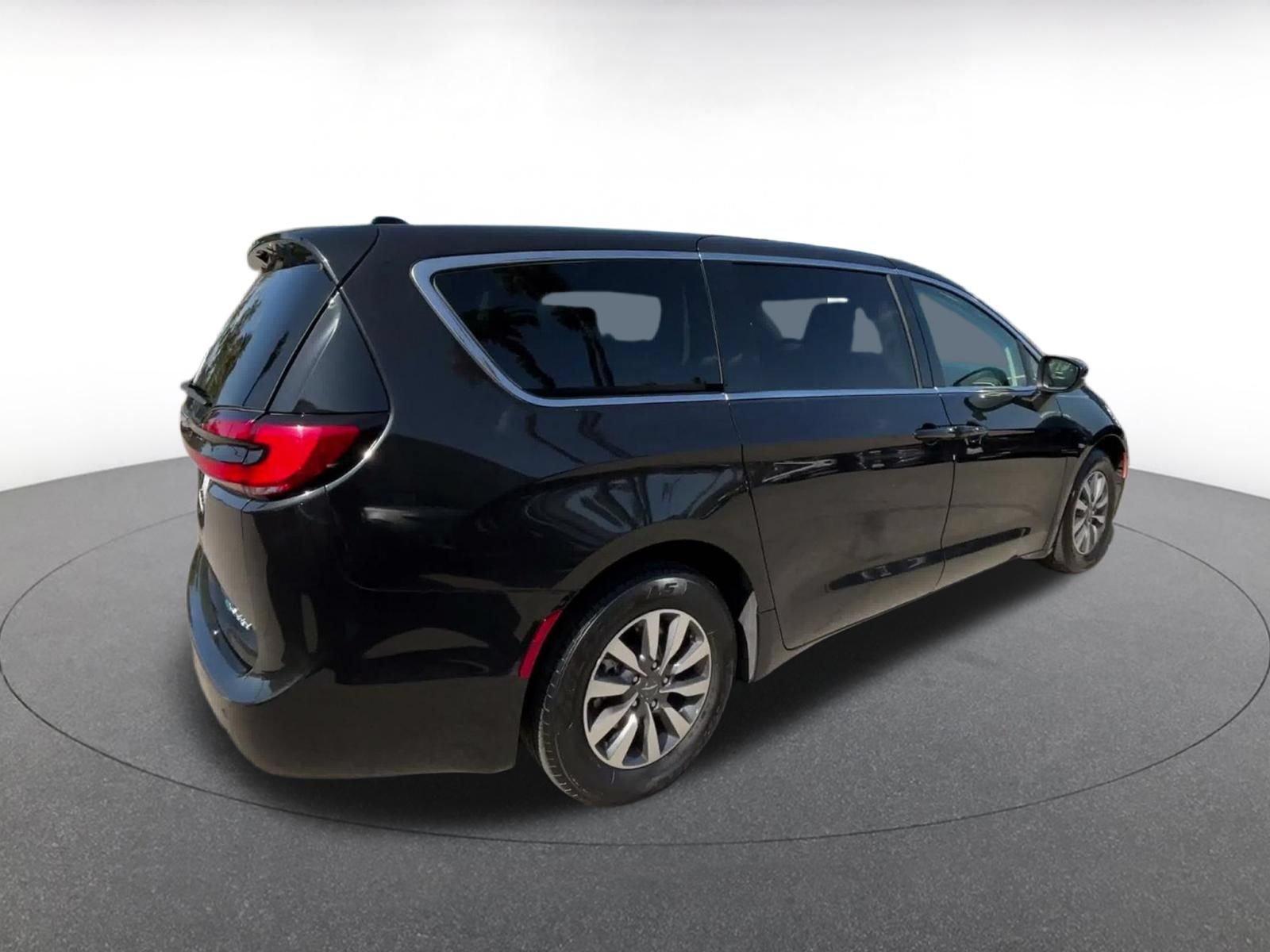 Thumbnail: 2023 Chrysler Pacifica - 14