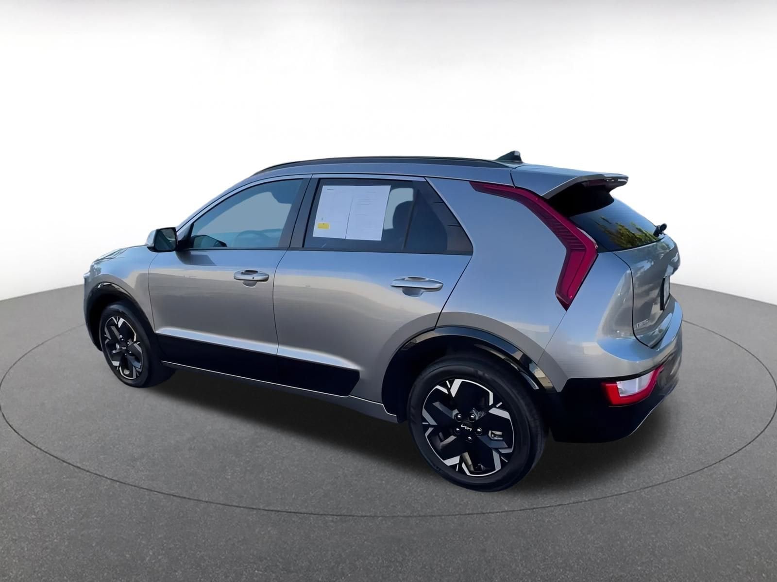 Thumbnail: 2023 Kia Niro - 10