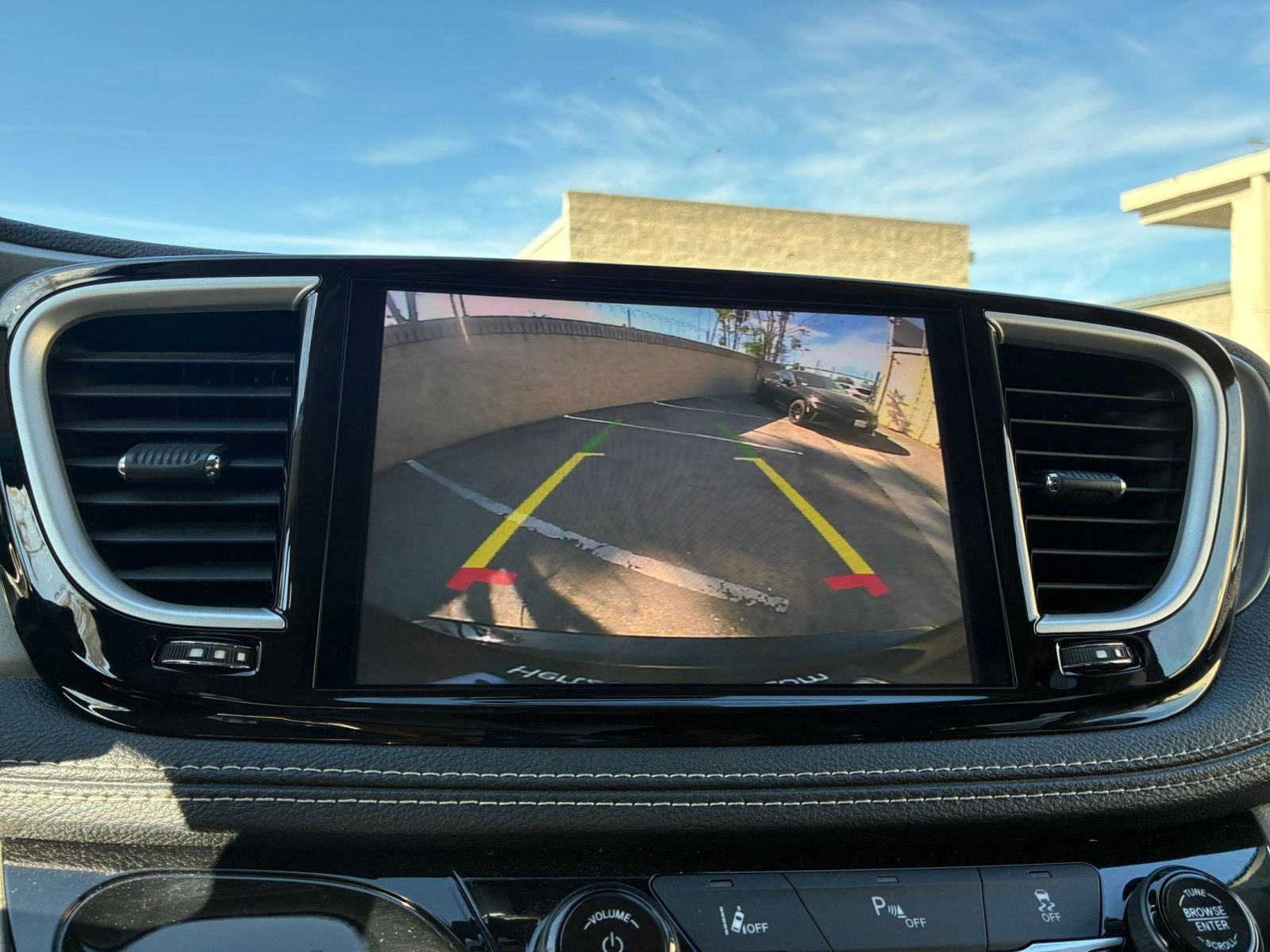 Thumbnail: 2023 Chrysler Pacifica - 25