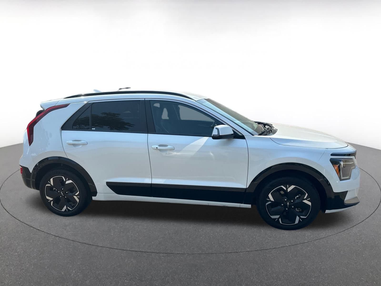 Thumbnail: 2023 Kia Niro - 8