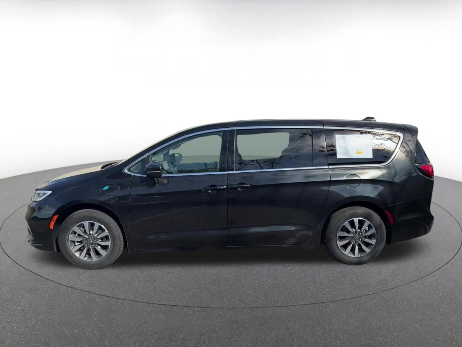 Thumbnail: 2023 Chrysler Pacifica - 9