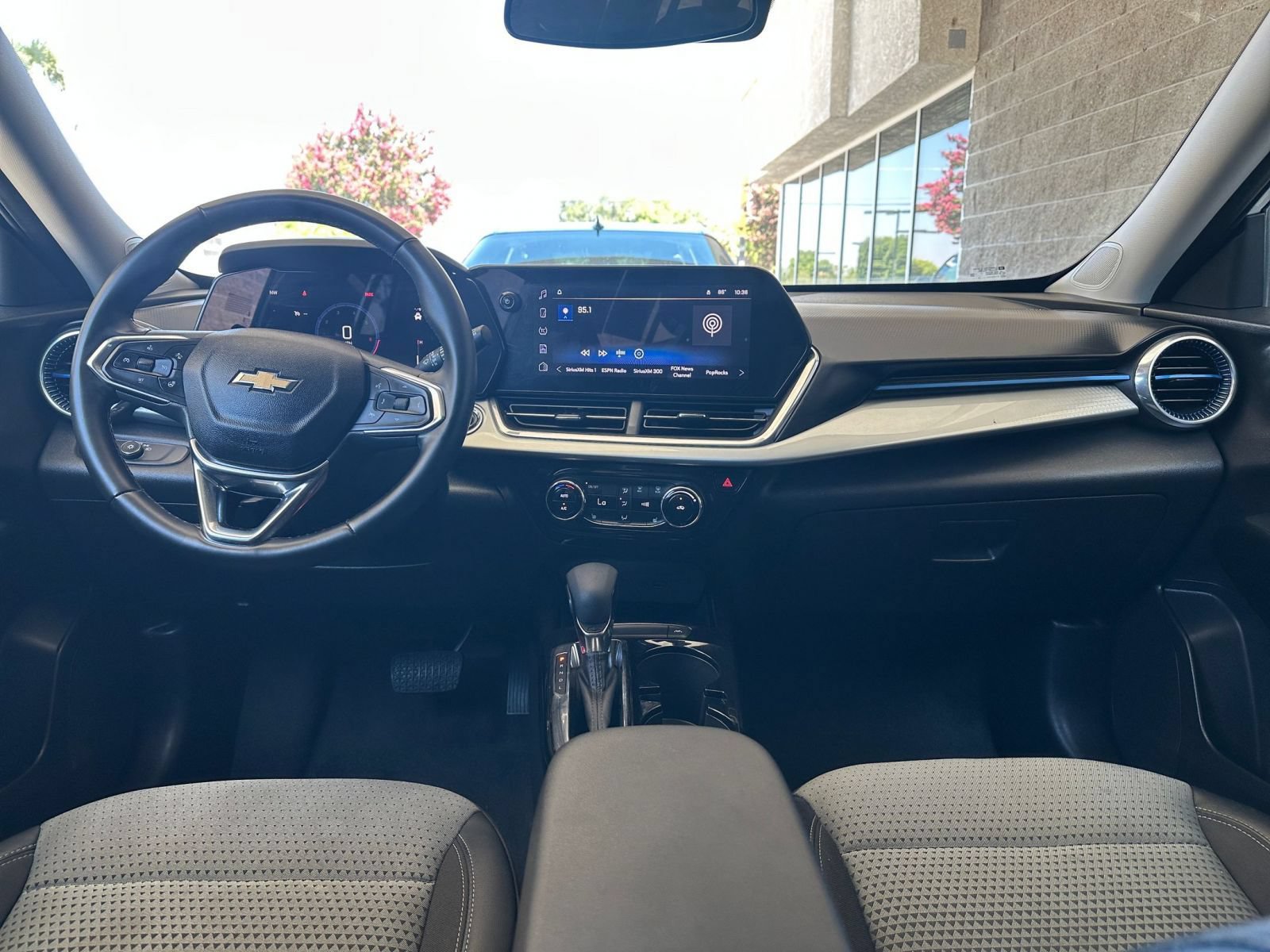 Thumbnail: 2025 Chevrolet Trax - 32