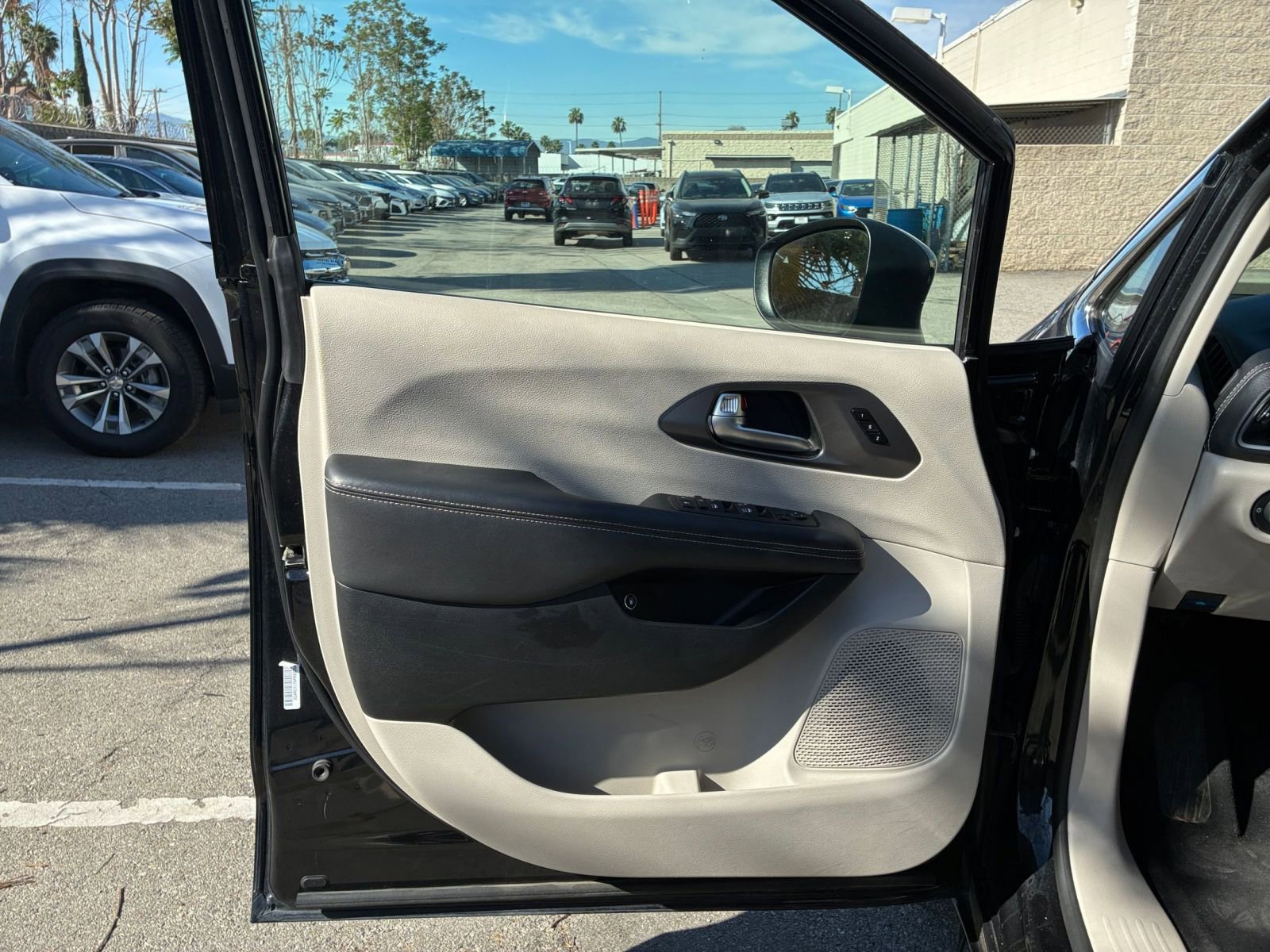 Thumbnail: 2023 Chrysler Pacifica - 18