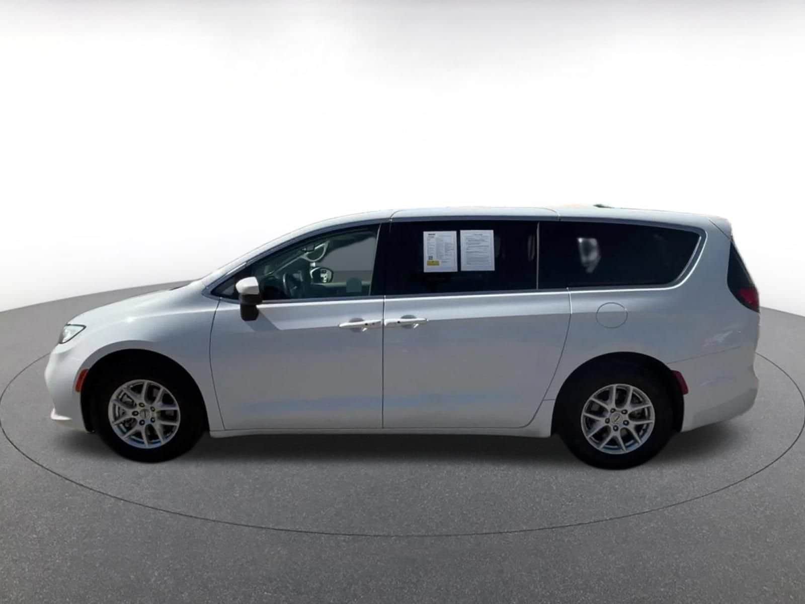 Thumbnail: 2023 Chrysler Pacifica - 7