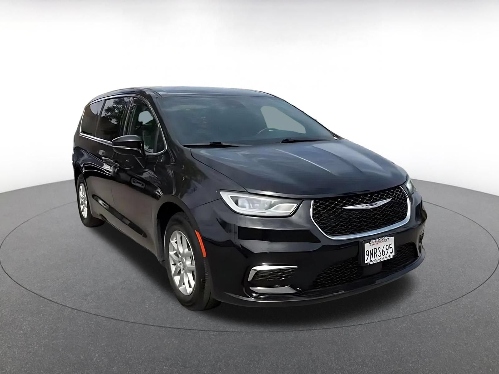 Thumbnail: 2025 Chrysler Pacifica - 3