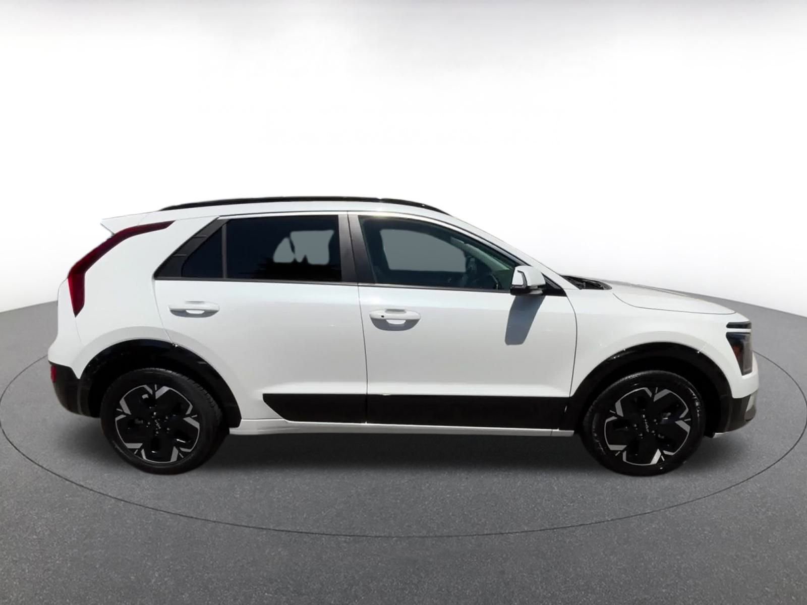 Thumbnail: 2023 Kia Niro - 16