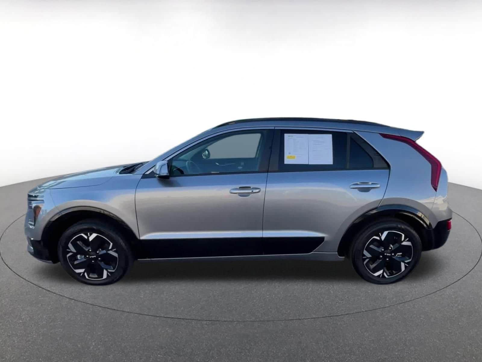 Thumbnail: 2023 Kia Niro - 8