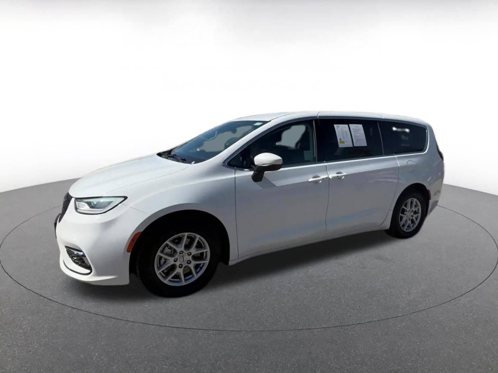 Thumbnail: 2023 Chrysler Pacifica - 6