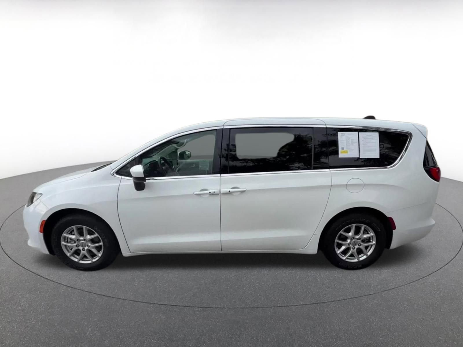 Thumbnail: 2023 Chrysler Voyager - 9