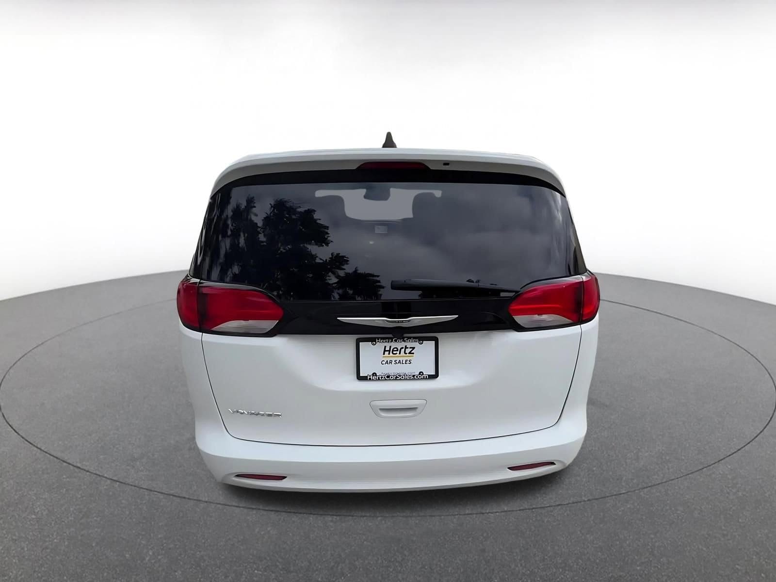 Thumbnail: 2023 Chrysler Voyager - 12