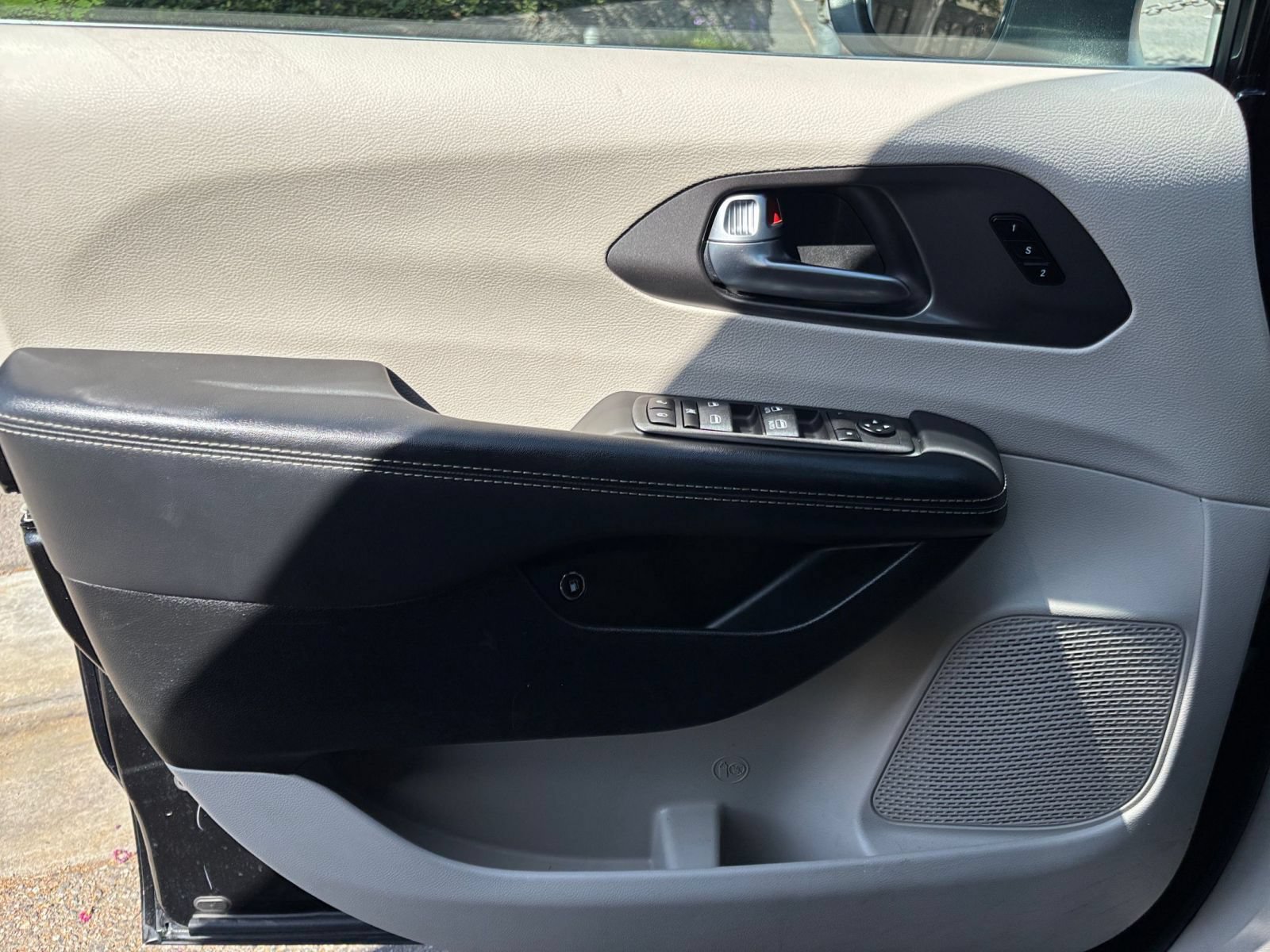 Thumbnail: 2023 Chrysler Pacifica - 18