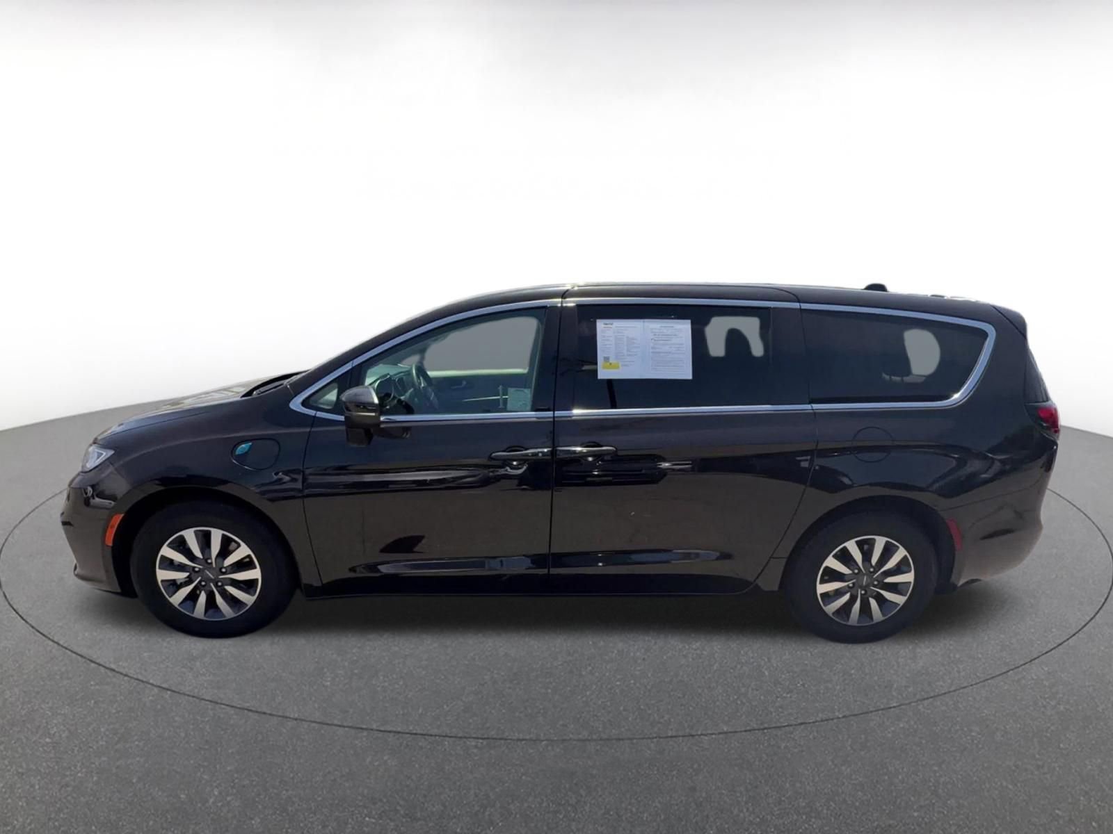 Thumbnail: 2023 Chrysler Pacifica - 9