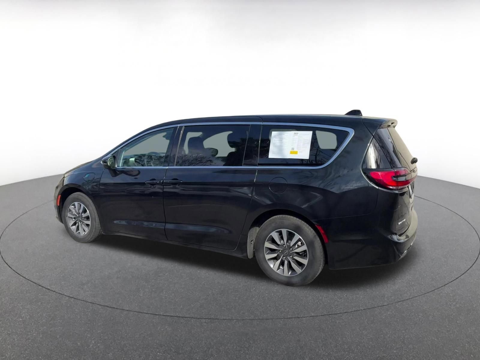 Thumbnail: 2023 Chrysler Pacifica - 10