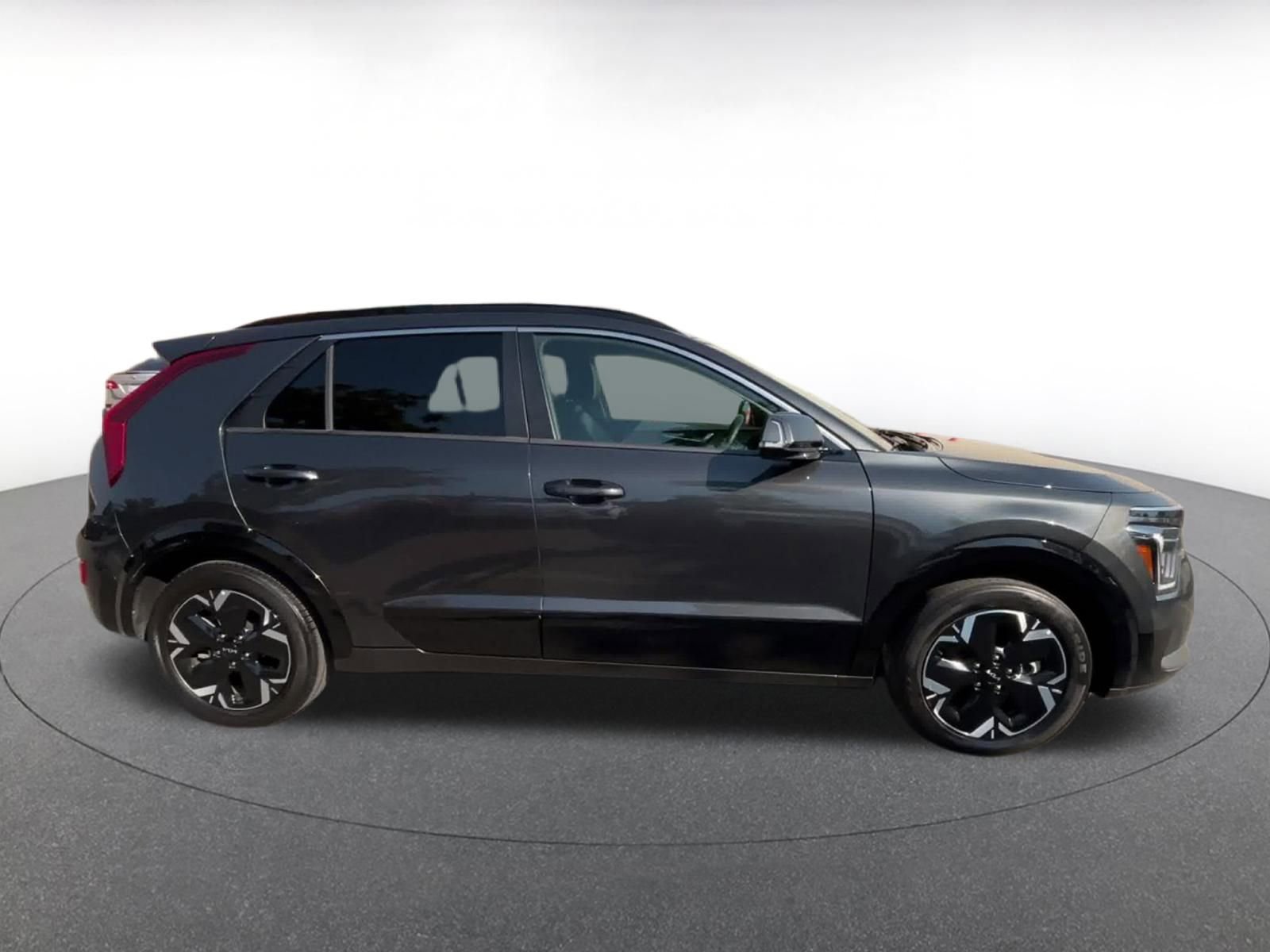 Thumbnail: 2023 Kia Niro - 16
