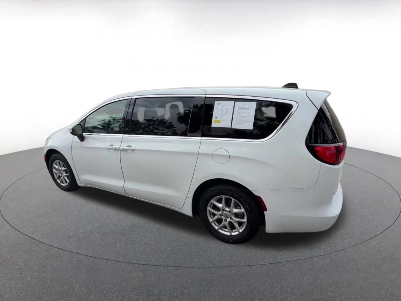 Thumbnail: 2023 Chrysler Voyager - 10