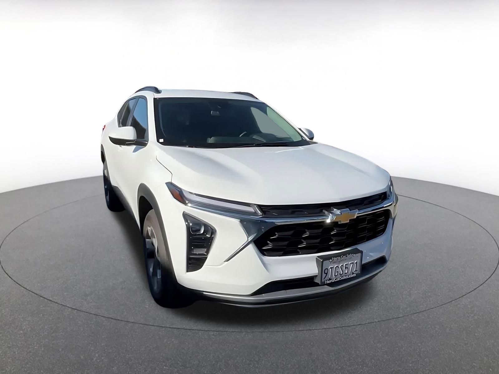 Thumbnail: 2025 Chevrolet Trax - 3