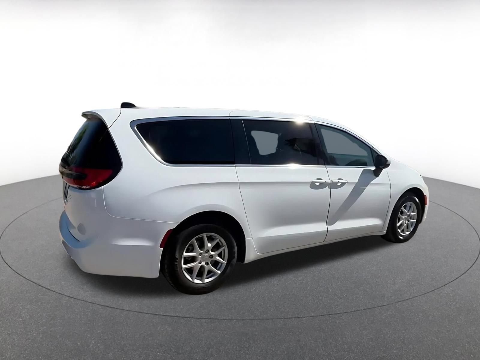 Thumbnail: 2023 Chrysler Pacifica - 12