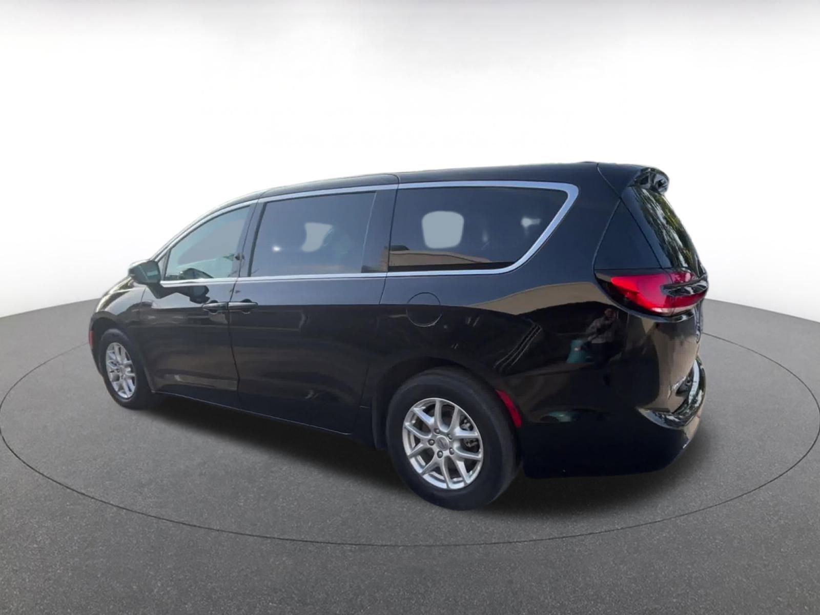 Thumbnail: 2024 Chrysler Pacifica - 10