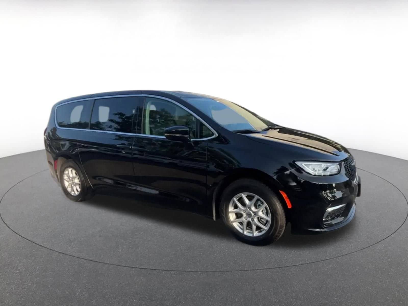 Thumbnail: 2024 Chrysler Pacifica - 2